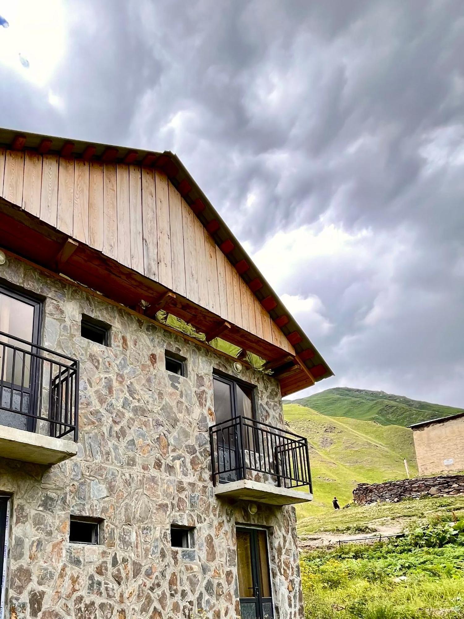 Готель Gamarjoba Guest And Art House Ушґулі Екстер'єр фото